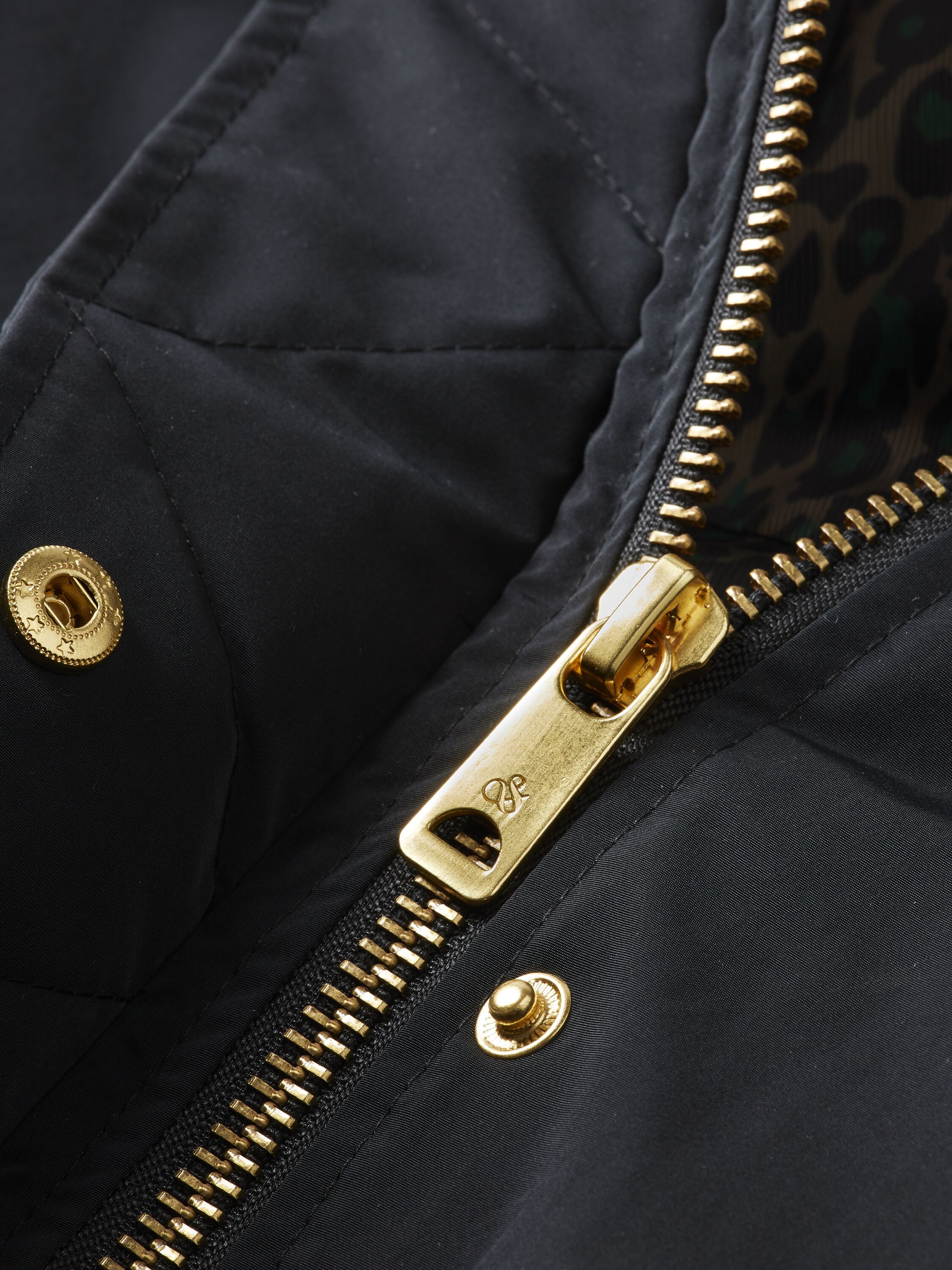 Water repellent mid length parka with Repreve® filling Black