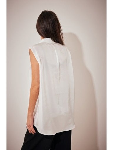 sleeveless oversize shirt