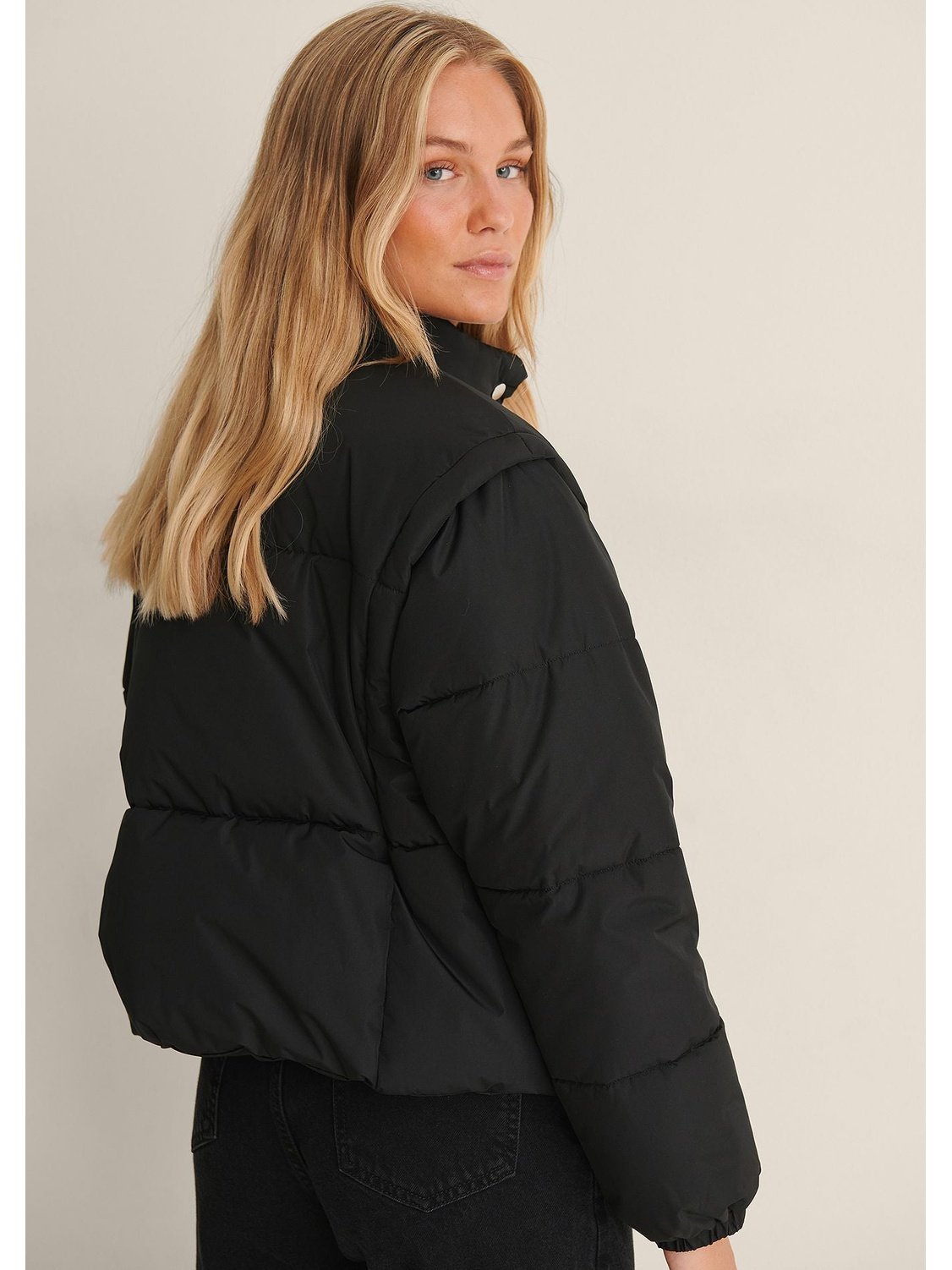 DETACHABLE SLEEVE PADDED JACKET - Black